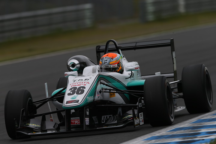 ポールポジションは中山雄一（トムス）