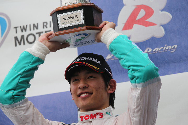 表彰式: 優勝の中山雄一（トムス）