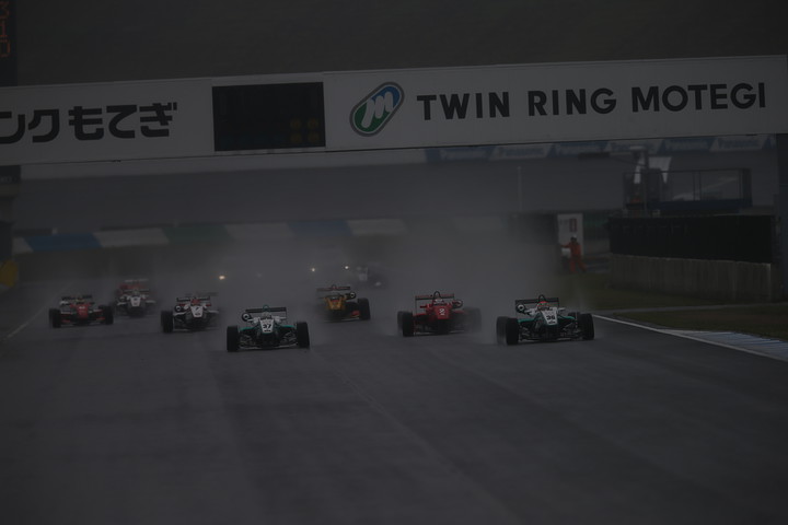 14周の決勝レースがスタートした