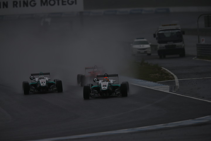 14周の決勝レースがスタートした