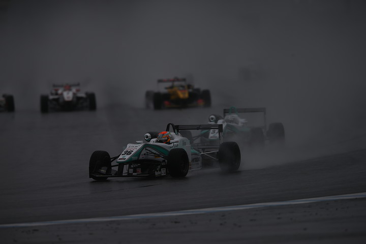 ホールショットを奪ったのは中山雄一（トムス）