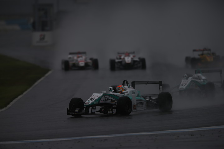 ホールショットを奪ったのは中山雄一（トムス）