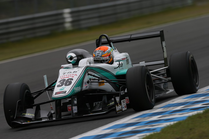 ポールポジションは中山雄一（トムス）