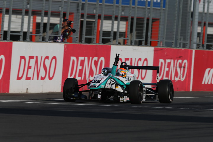 トップでゴールする中山雄一（トムス）