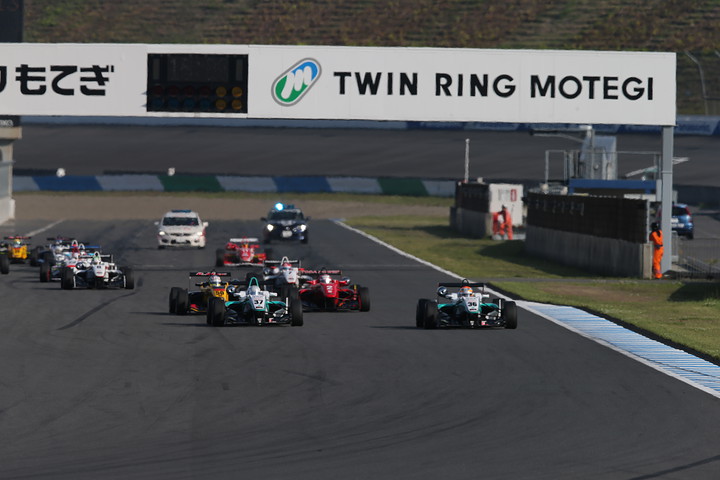 20周の決勝レースがスタートした