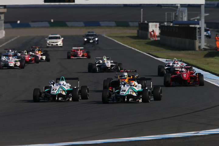 20周の決勝レースがスタートした