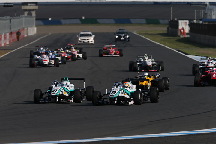 20周の決勝レースがスタートした