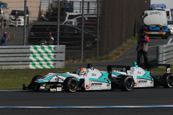 スタートでのポールシッターの中山雄一（トムス）と勝田貴元（同）の争い