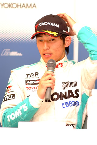 決勝記者会見: 優勝の中山雄一（トムス）