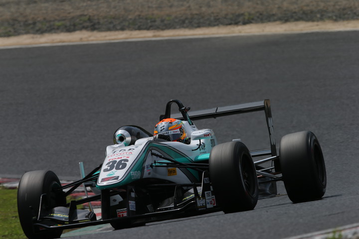 ポールポジションは中山雄一（トムス）