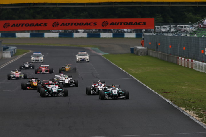 25周の決勝レースがスタートした