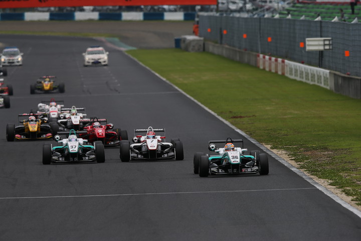 25周の決勝レースがスタートした