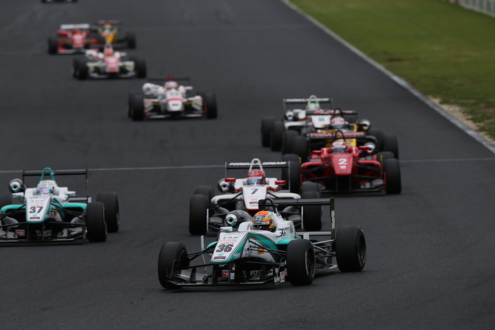 25周の決勝レースがスタートした