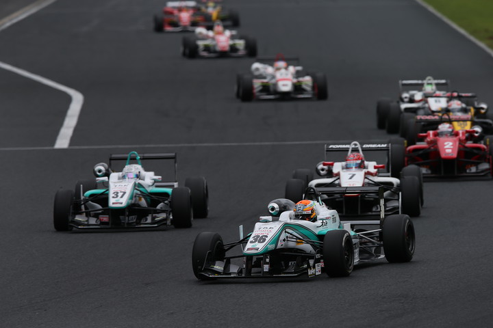 25周の決勝レースがスタートした