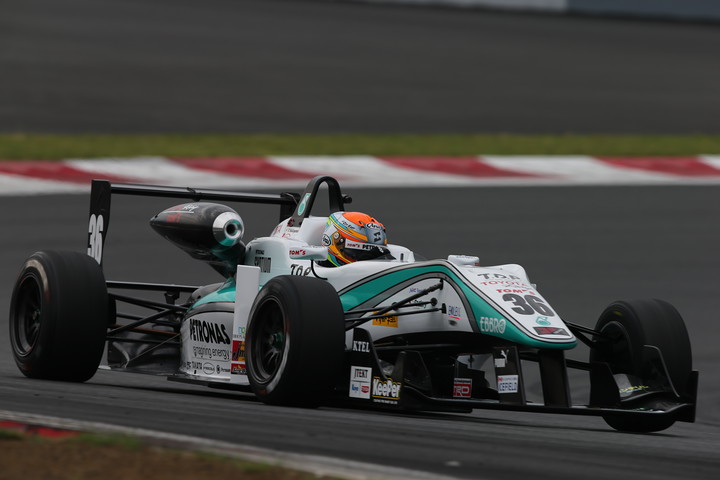 ポールポジションは中山雄一（トムス）