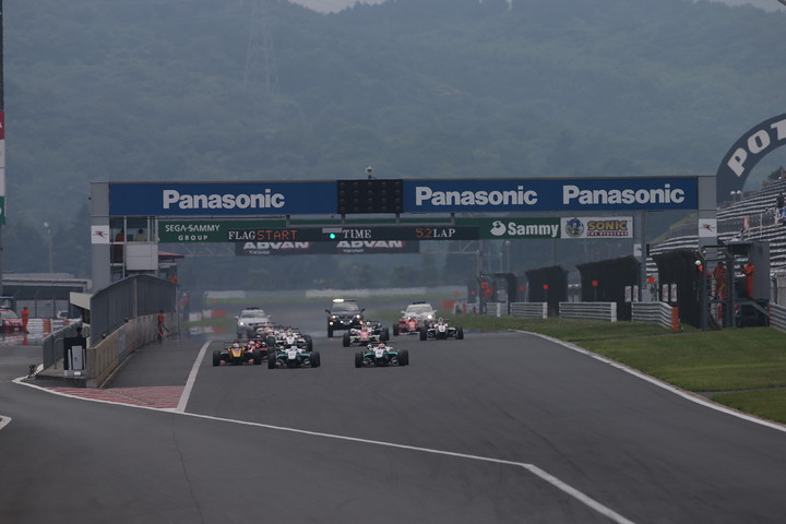 15周の決勝レースがスタートした