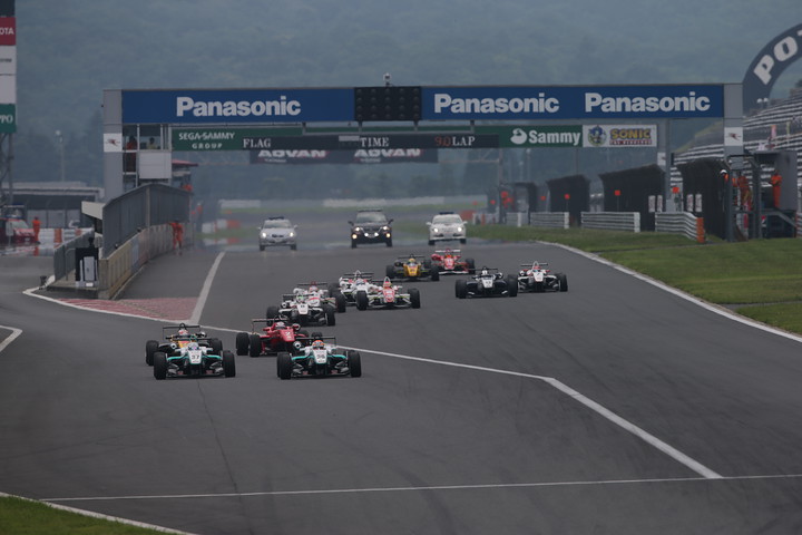 15周の決勝レースがスタートした