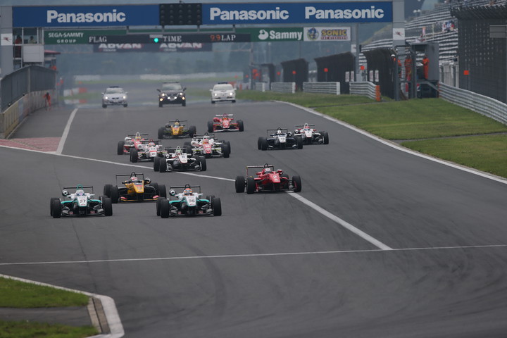 15周の決勝レースがスタートした