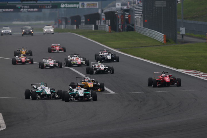 15周の決勝レースがスタートした