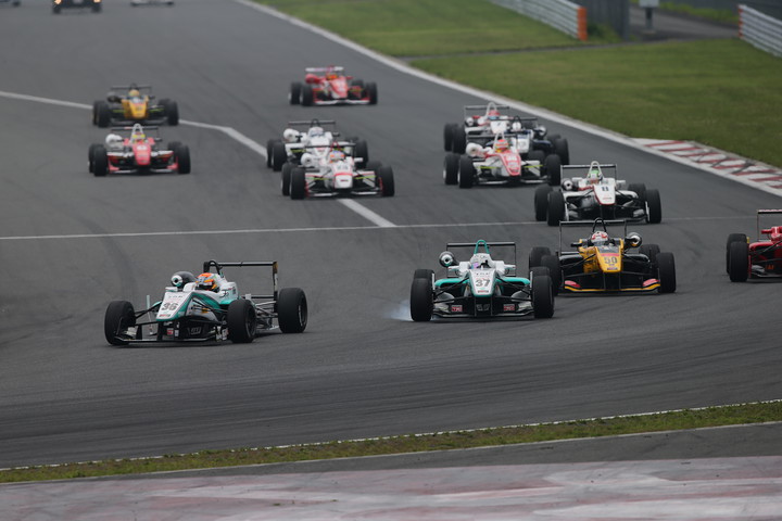 15周の決勝レースがスタートした