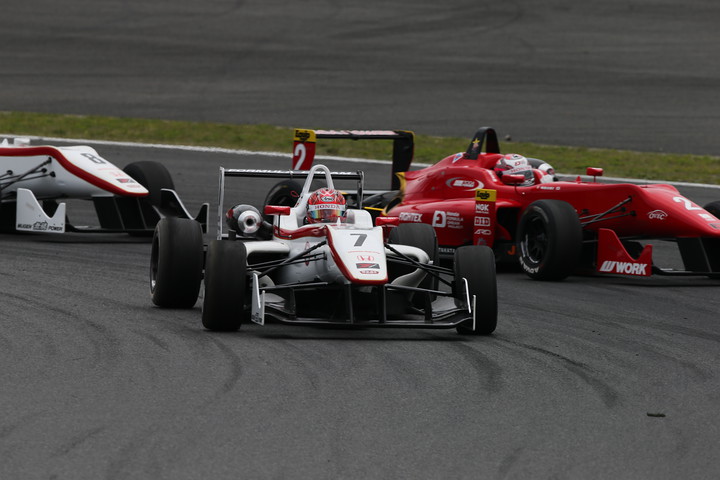 最後尾から追い上げた松下信治（HFDP）が野尻智紀（戸田）をパス