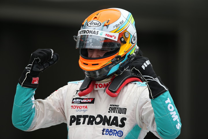 優勝した中山雄一（トムス）がガッツポーズ