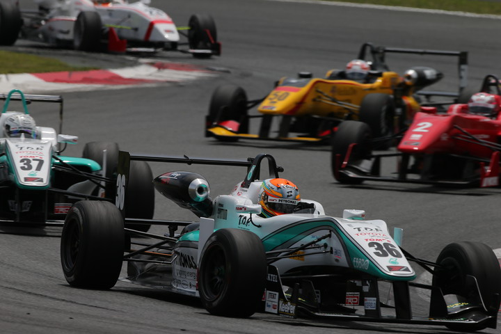 スタート直後のトップグループの争い