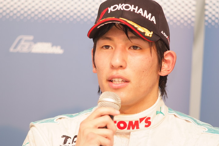 決勝記者会見: 優勝の中山雄一（トムス）