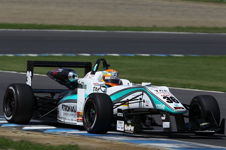 ポールポジションは中山雄一（トムス）