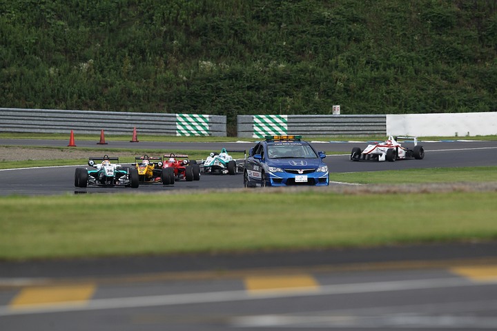 アクシデントが発生し途中ペースカーが導入された