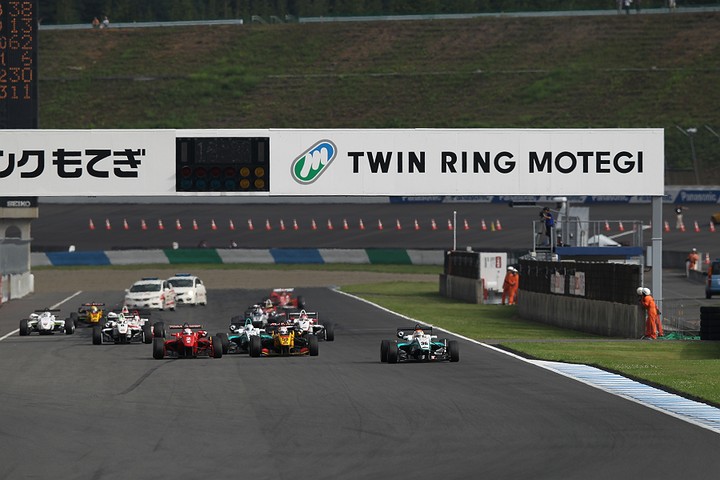 14周の決勝レースがスタートした