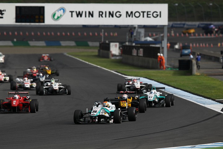 14周の決勝レースがスタートした