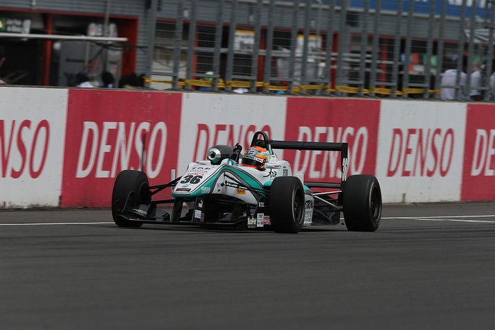 トップでフィニッシュする中山雄一（トムス）