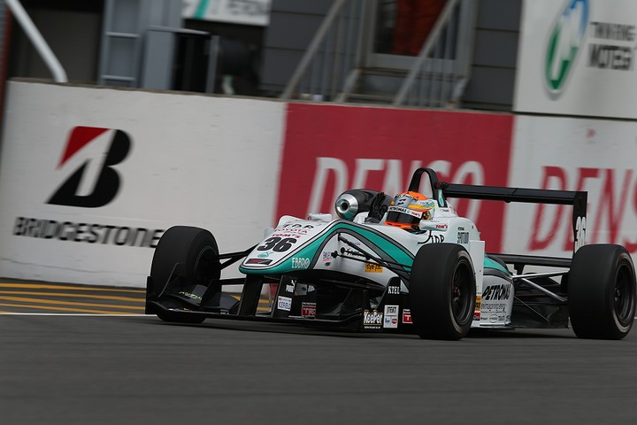 トップでフィニッシュする中山雄一（トムス）