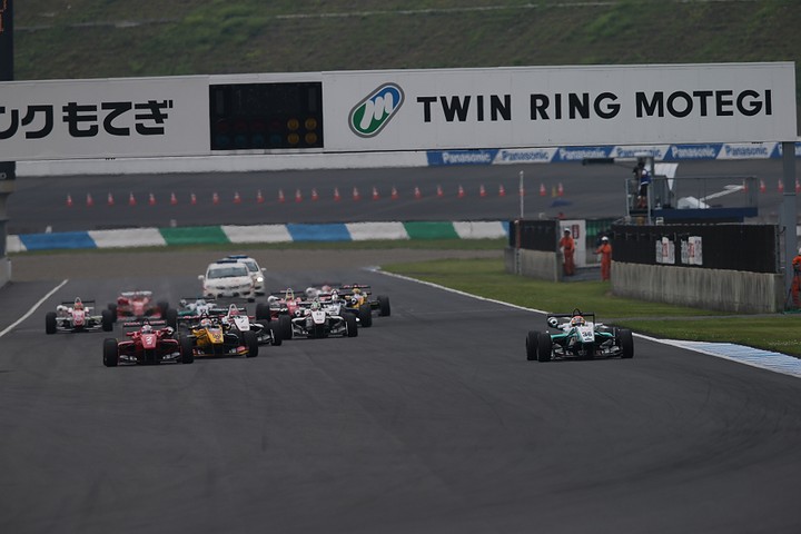 20周の決勝レースがスタートした