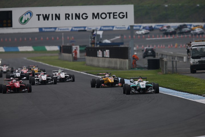 20周の決勝レースがスタートした