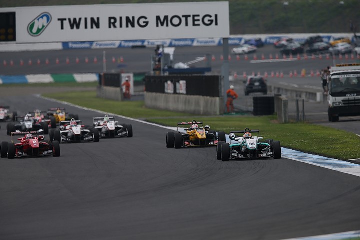 20周の決勝レースがスタートした