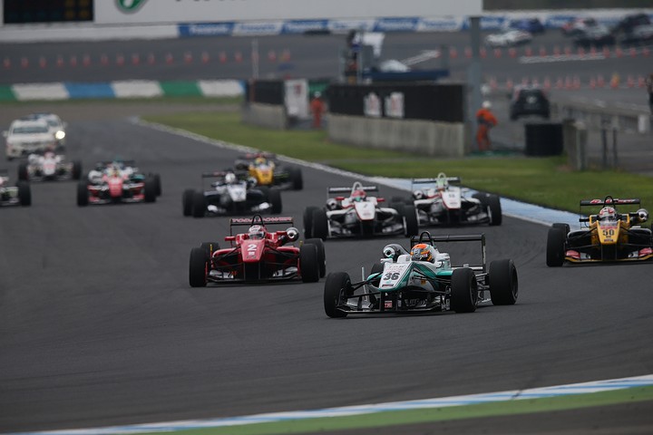 20周の決勝レースがスタートした