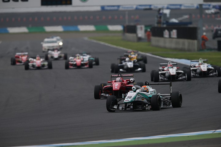 20周の決勝レースがスタートした