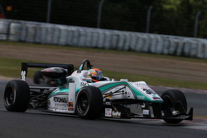 公式予選: ポールポジションは中山雄一（トムス）