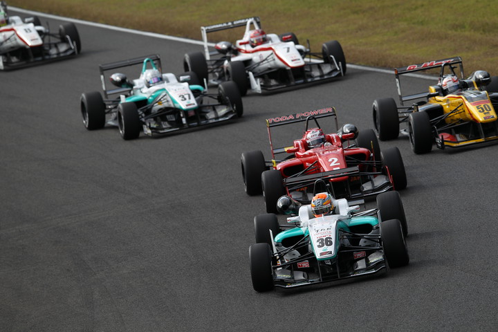 18周の決勝レースがスタートした