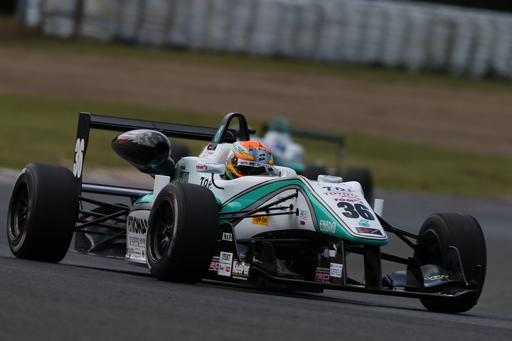 公式予選: ポールポジションは中山雄一（トムス）