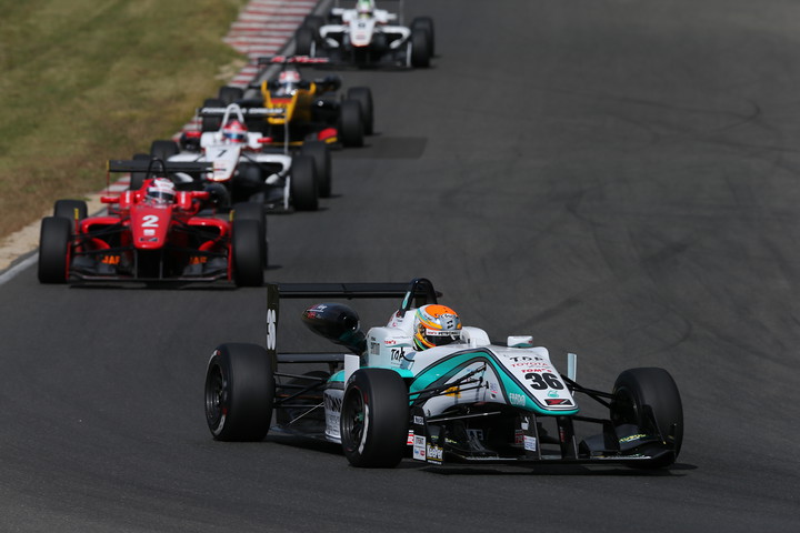 25周の決勝レースがスタートした