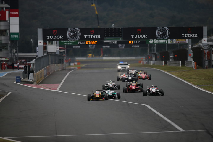 21周の決勝レースがスタートした