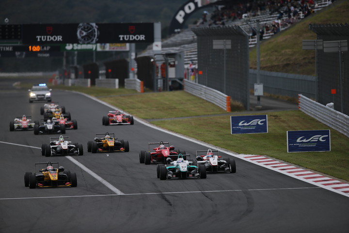 21周の決勝レースがスタートした