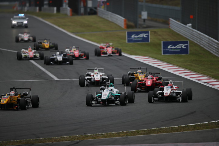 21周の決勝レースがスタートした