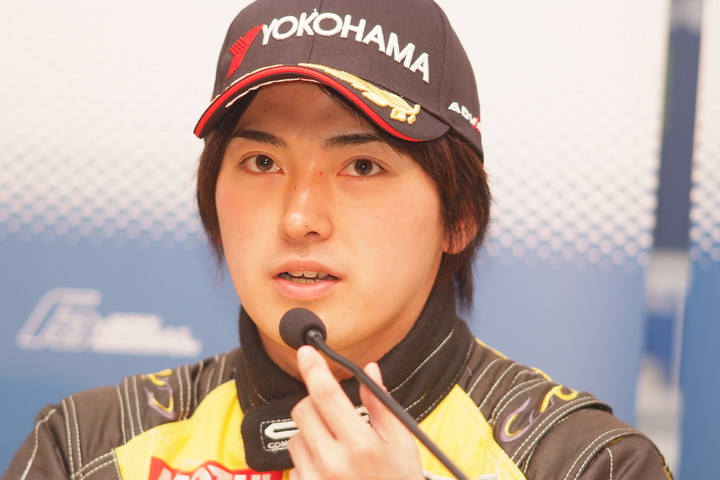 決勝記者会見: 優勝の千代勝正（B-MAX）