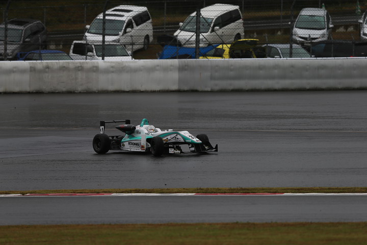 トップの勝田貴元はダンロップコーナーでコースアウト、2位に落ちる