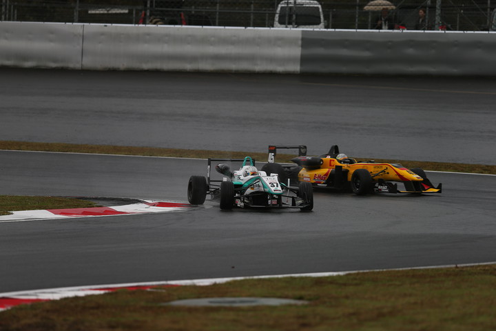 2位に落ちた勝田貴元は関口雄飛（B-MAX）に責め立てられる