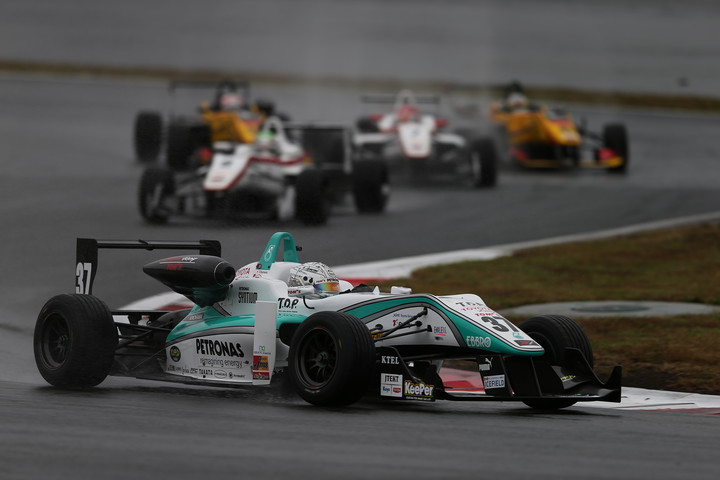 スタート直後、トップに立ったのはポールスタートの勝田貴元（トムス）